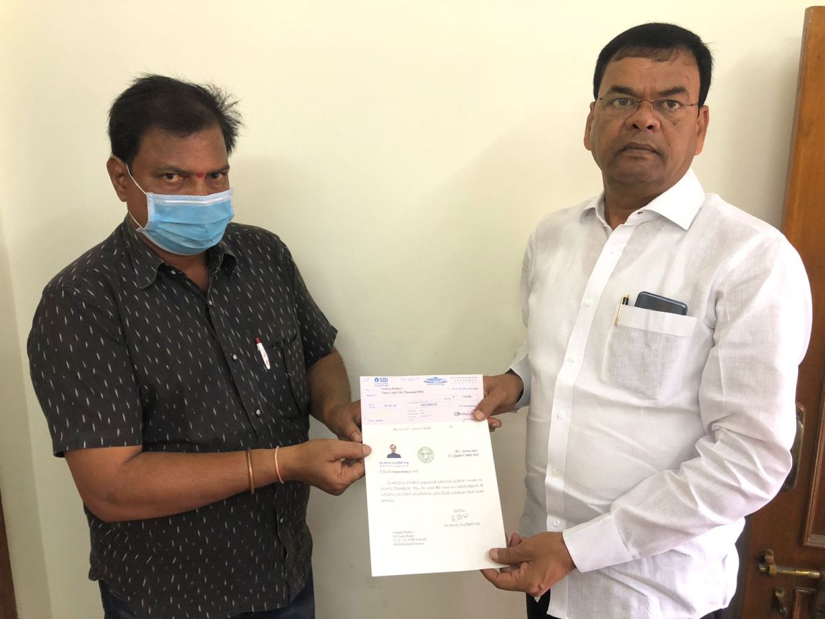 Cmrf | సీఎం రిలీఫ్‌ ఫండ్‌ చెక్కు అందజేత