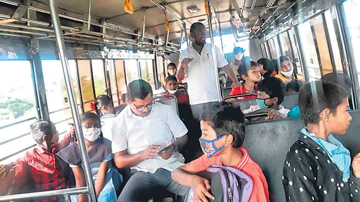 సర్కార్‌ బడికి బస్సొచ్చింది