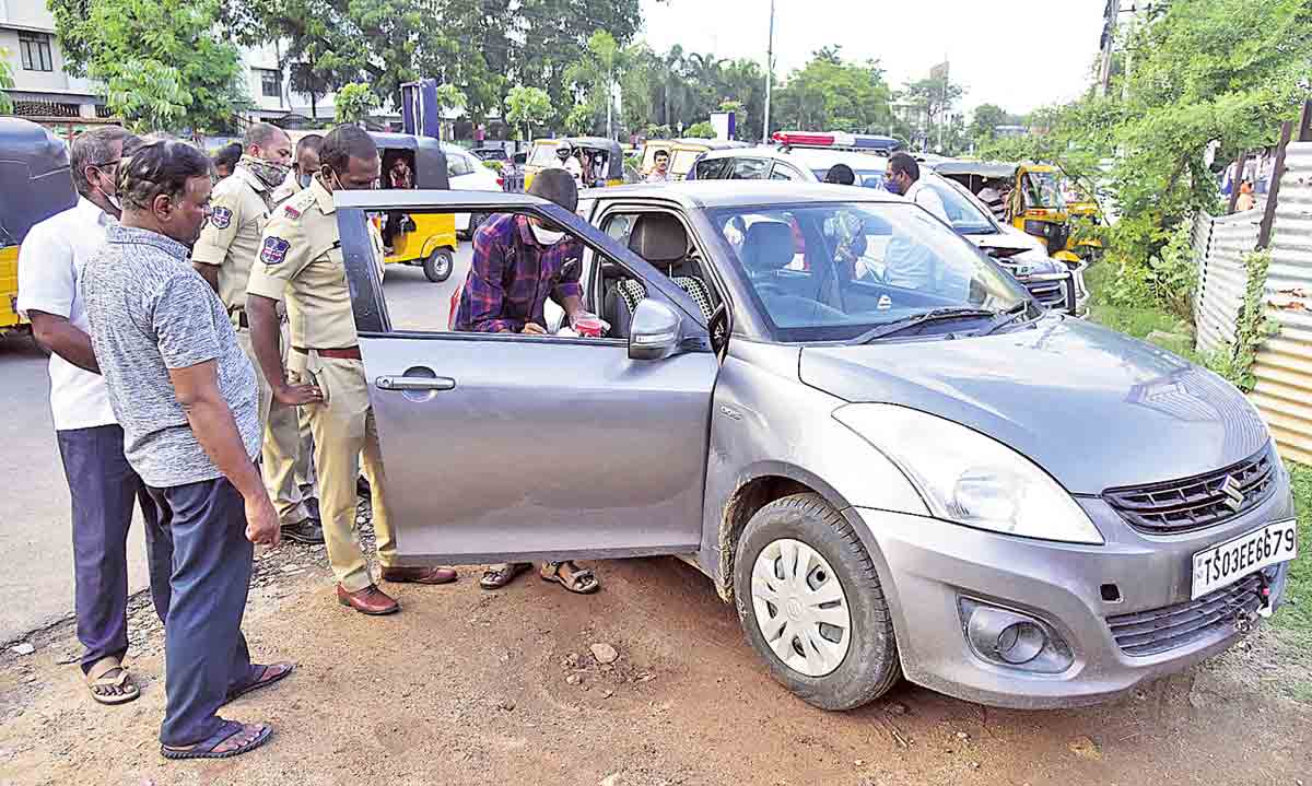 కారు అద్దాలు పగులగొట్టి.. 25 లక్షలు చోరీ