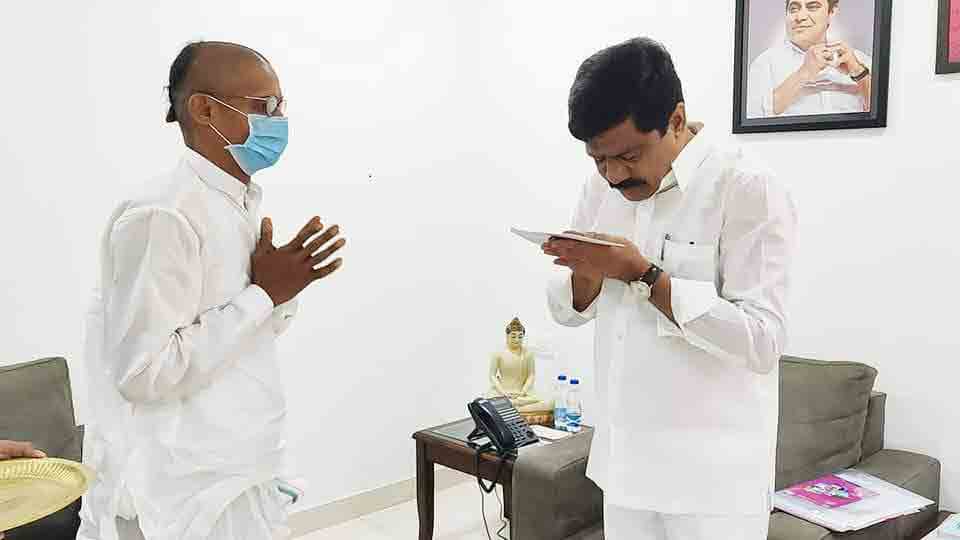 లింబాద్రిగుట్ట జాతరకు రావాలని మంత్రికి ఆహ్వాన పత్రిక అందజేత..