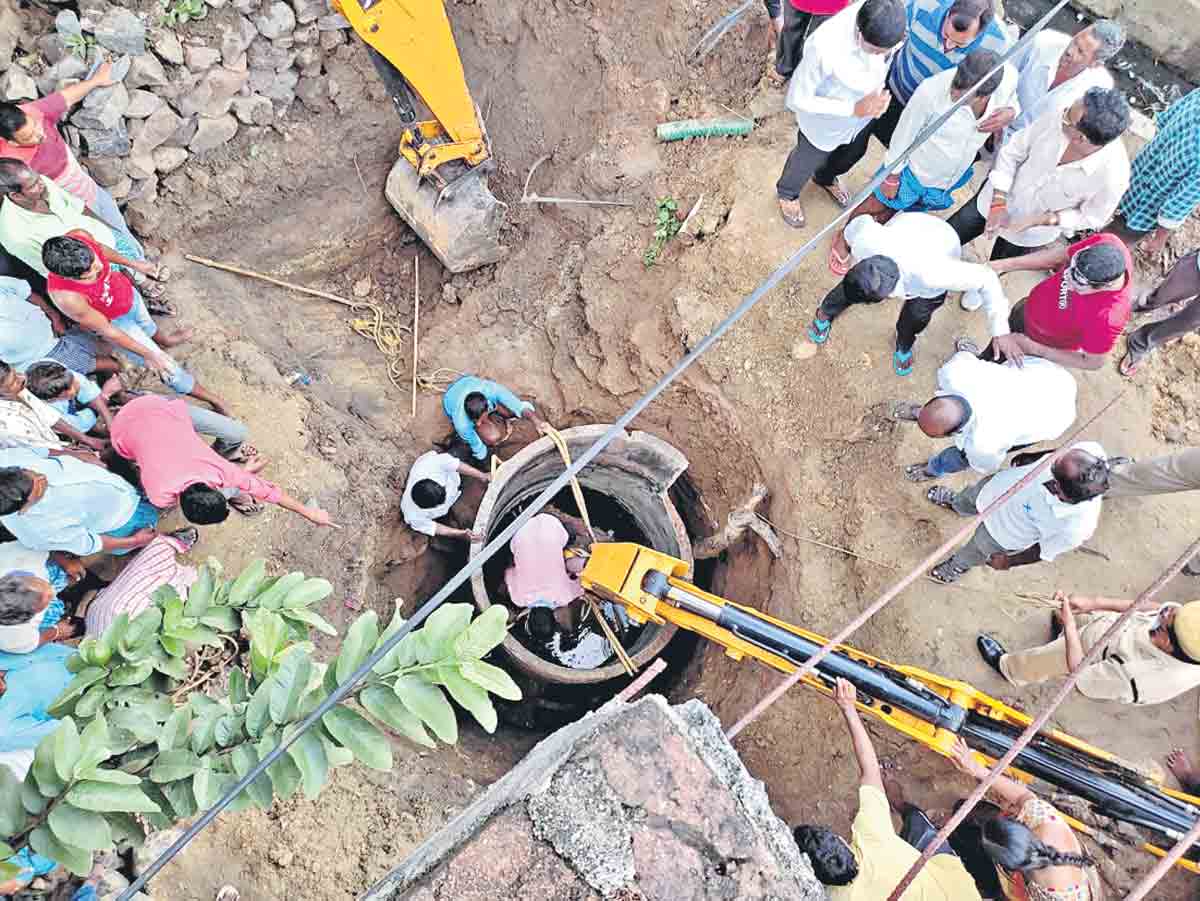 బావి రింగుల మధ్య 3 గంటల నరకయాతన!
