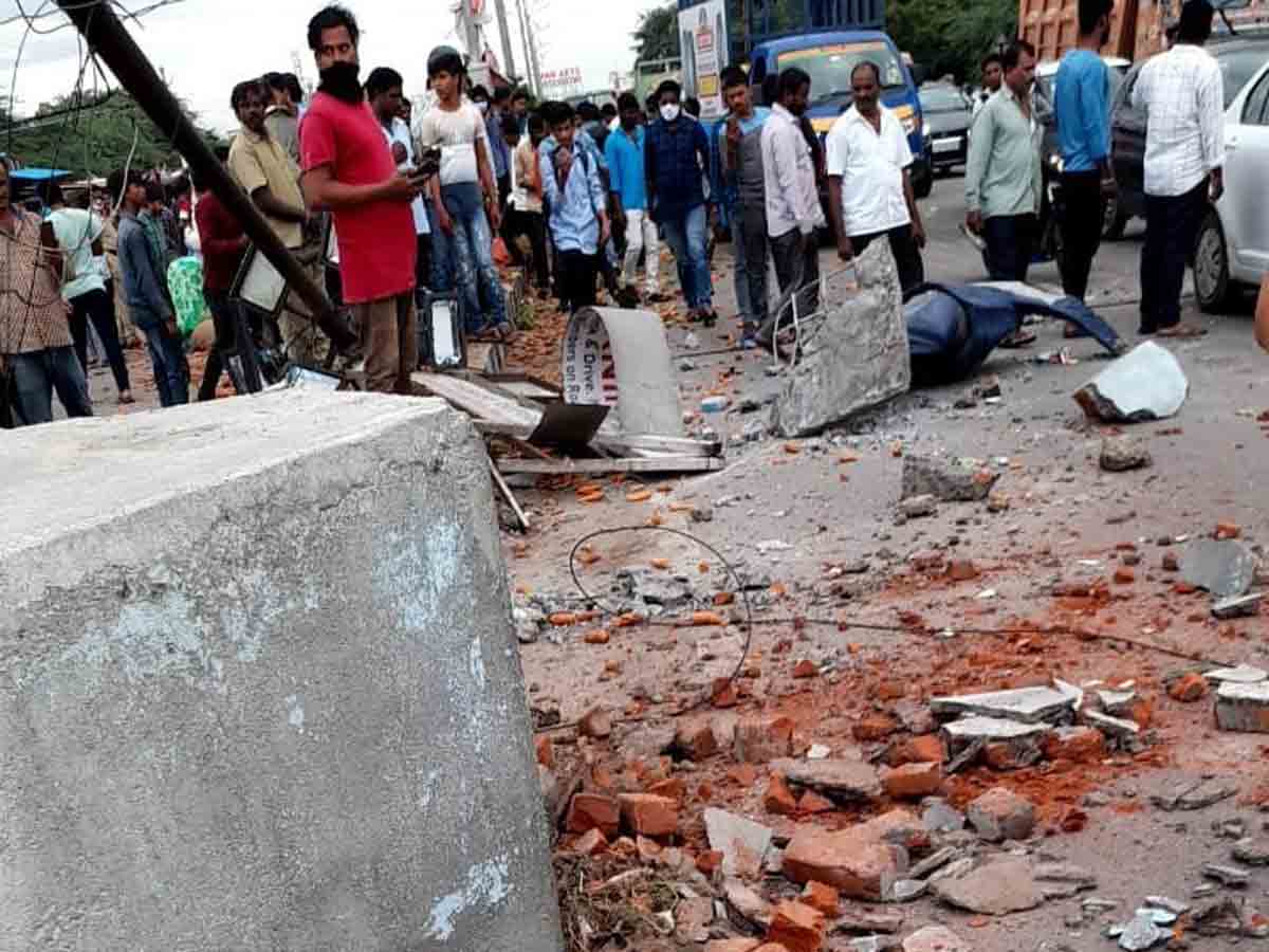 Rangareddy : డీసీఎం ఢీకొని అంబేద్కర్‌ విగ్రహాం ధ్వంసం.. ధర్నాకు దిగిన స్థానికులు