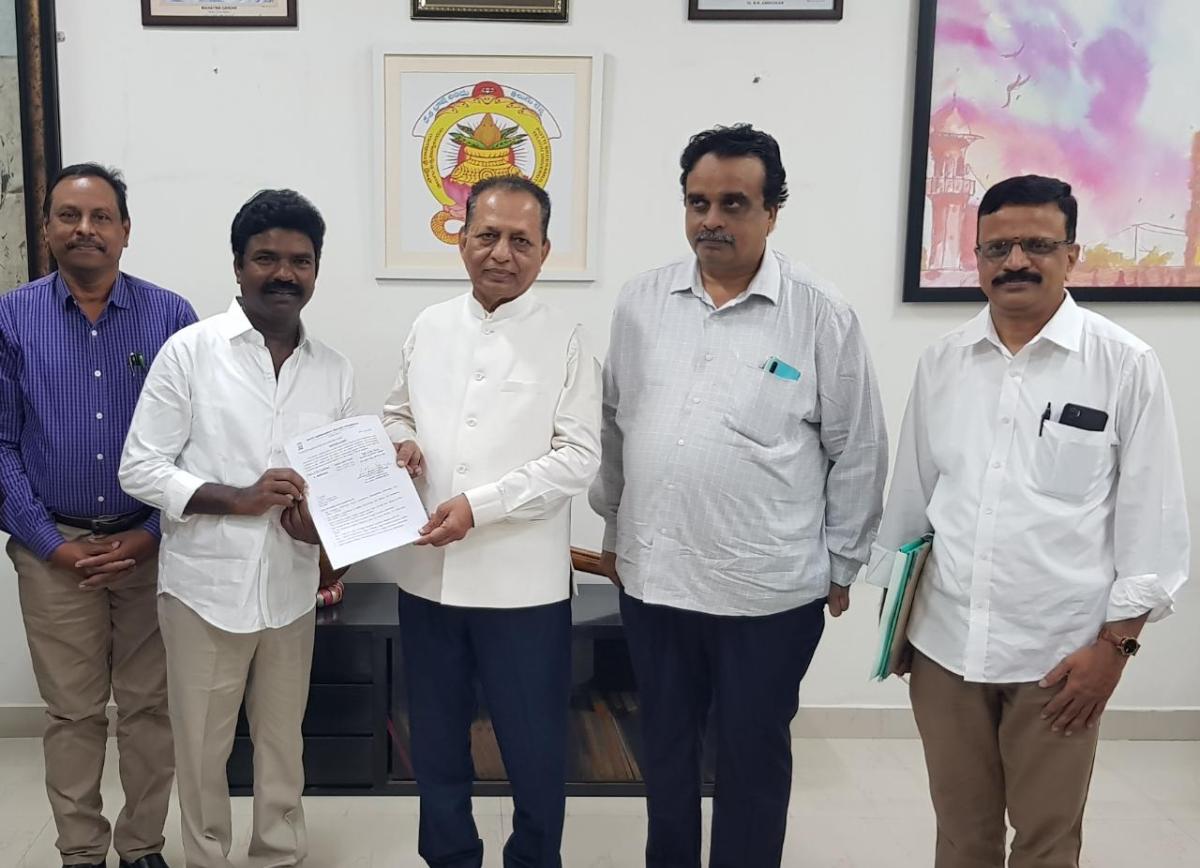 Doctorate | తెలుగు వర్సిటీ జానపద కళల శాఖనుండి రసమయికి  డాక్టరేట్
