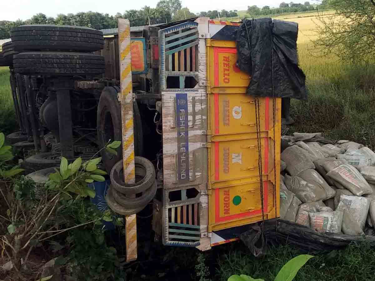 Kodangal : సిమెంటు లారీ బోల్తా.. చోరీ చేసి తీసుకెళ్తుండగా ఘటన