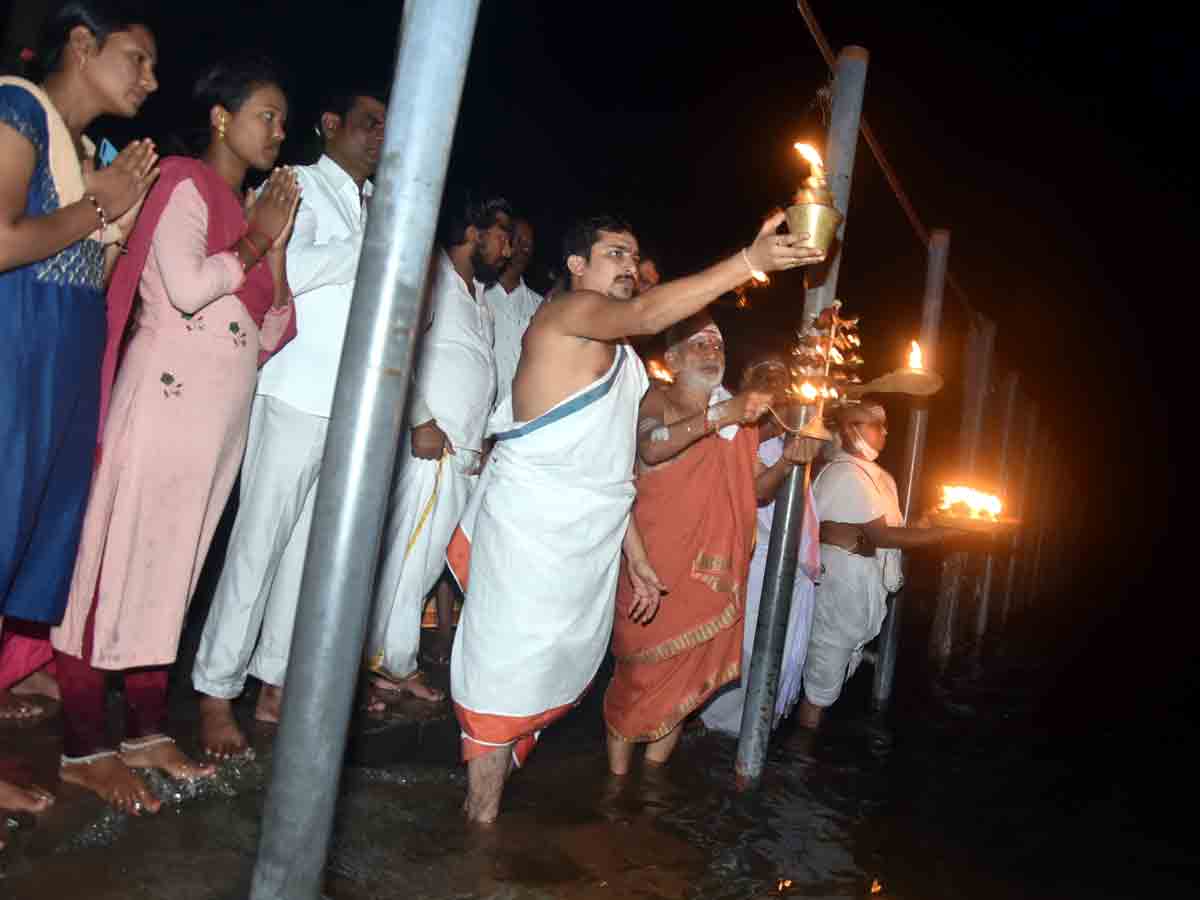 Kaleshwaram : గోదావరిలో కార్తీక మహాహరతి..