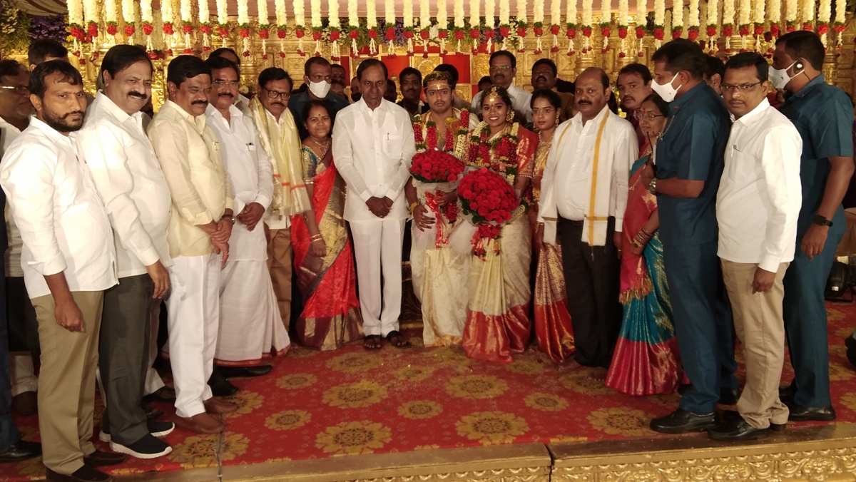 Cm kcr on marriage | జూలూరు కుమార్తె వివాహానికి హాజరైన సీఎం కేసీఆర్‌