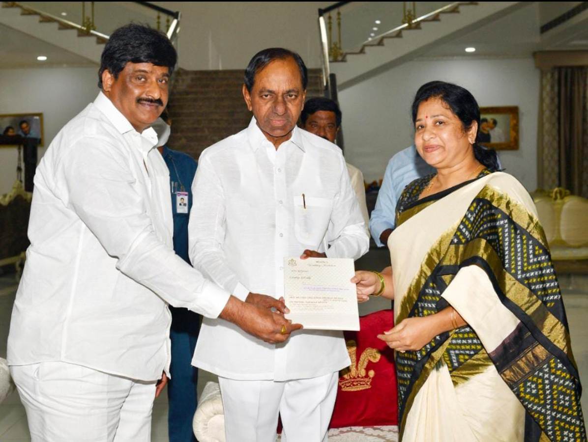 Wedding invitation | తన కుమార్తె వివాహపత్రికను సీఎం కేసీఆర్‌కు అందజేసిన డిప్యూటీ మేయర్‌