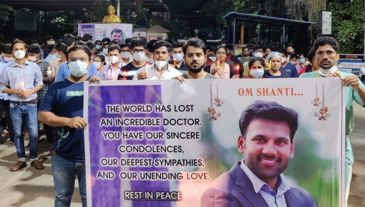 Nivali | యువ డాక్టర్‌ మృతికి జూడాల నివాళి