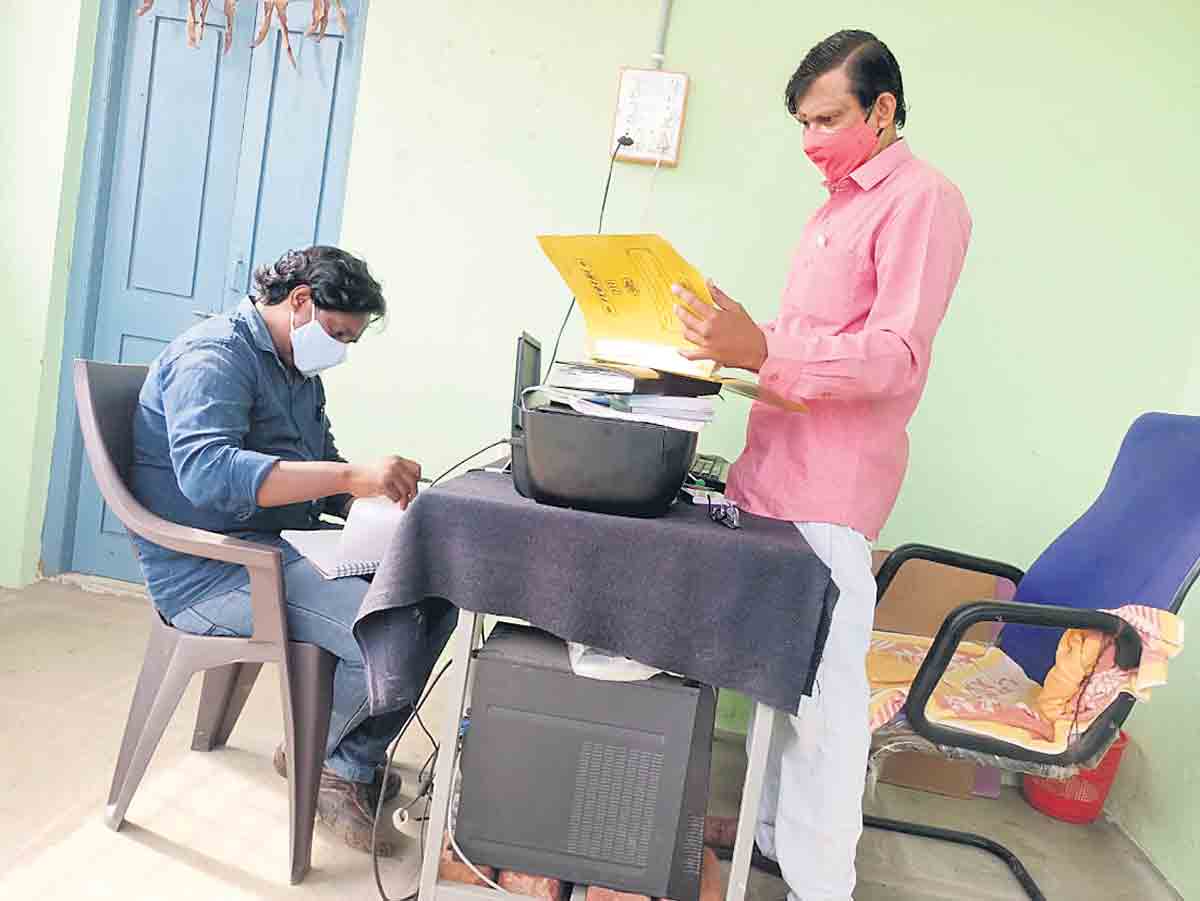 నకిలీ అధికారి హల్‌చల్‌!