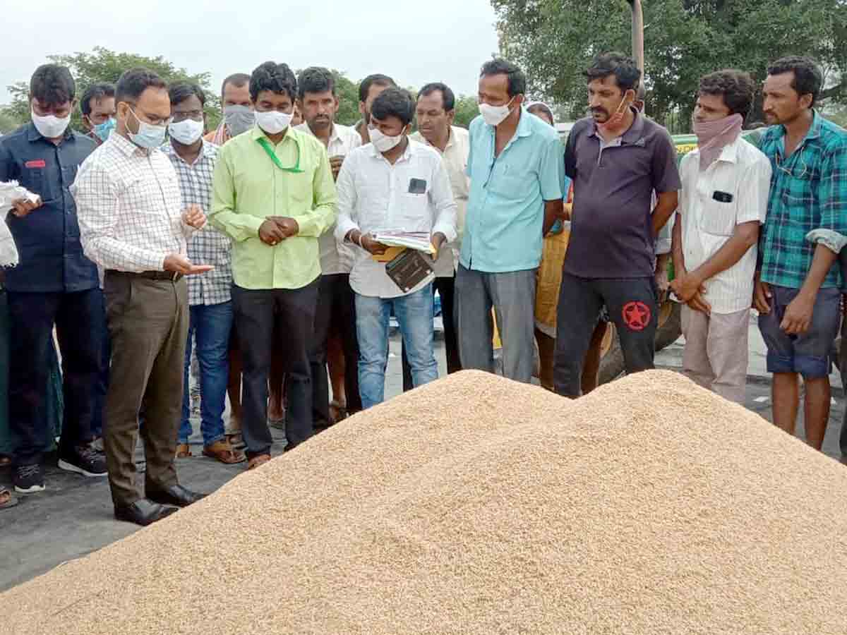 Mahabubabad : ధాన్యం కొనుగోళ్లను వేగవంతం చేయాలి.. కలెక్టర్‌ శశాంక