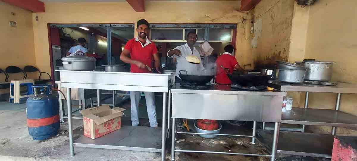 టిఫిన్ బండ్లపై బండ భారం..