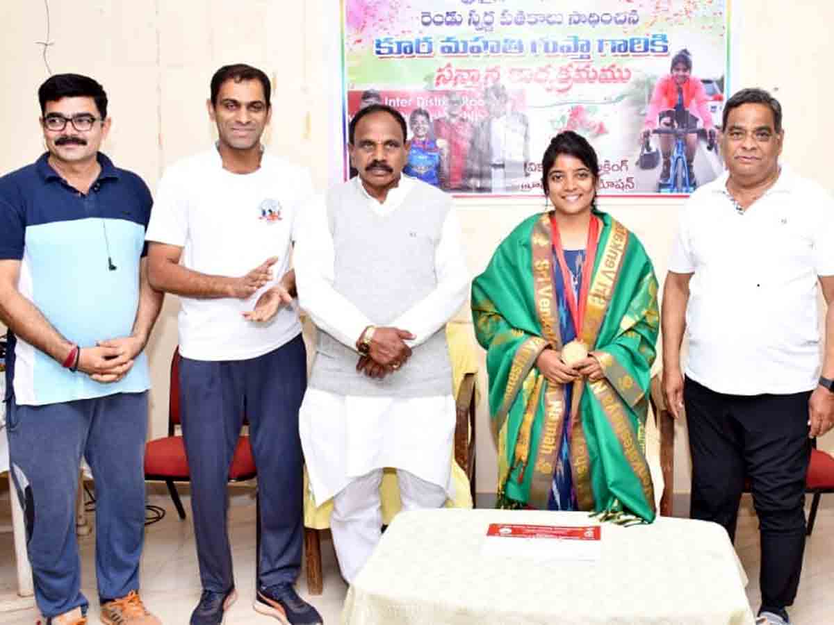 Vikarabad : స్వర్ణ పథకం సాధించిన కూర మహతికి అభినందన..