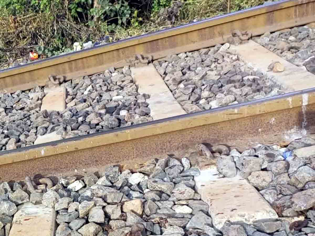 Virkarabad : తాగిన మైకంలో రైలు పట్టాలపై పడుకుని..