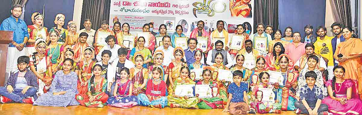 పురస్కారాలతో కళాకారులకు మరింత ప్రోత్సాహం