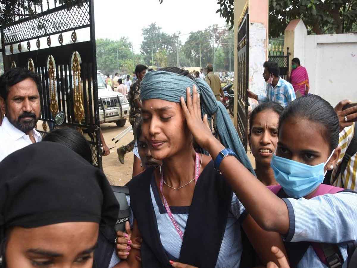 Student Protest : అనంతపురంలో ఎయిడెడ్‌ కళాశాల వద్ద ఆందోళన, లాఠీచార్జీ