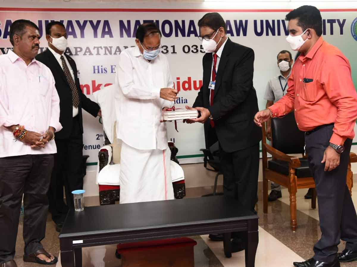 Venkaiah Naidu : అందరికీ అందుబాటులో న్యాయం ఉండాలి: ఉపరాష్ట్రపతి