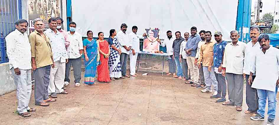 ఇందిరాగాంధీకి నివాళి