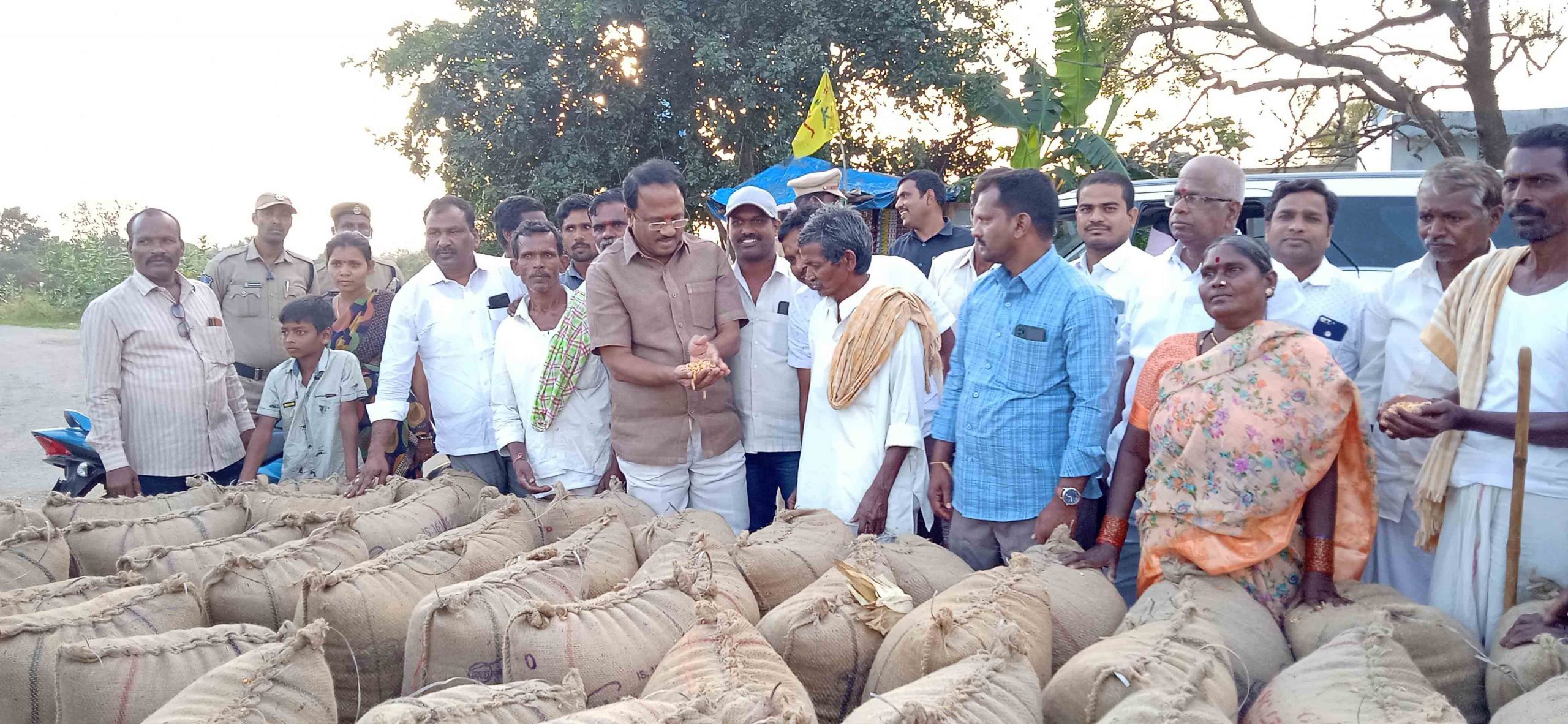 కేంద్రం తీరుతో రైతులకు అవస్థలు