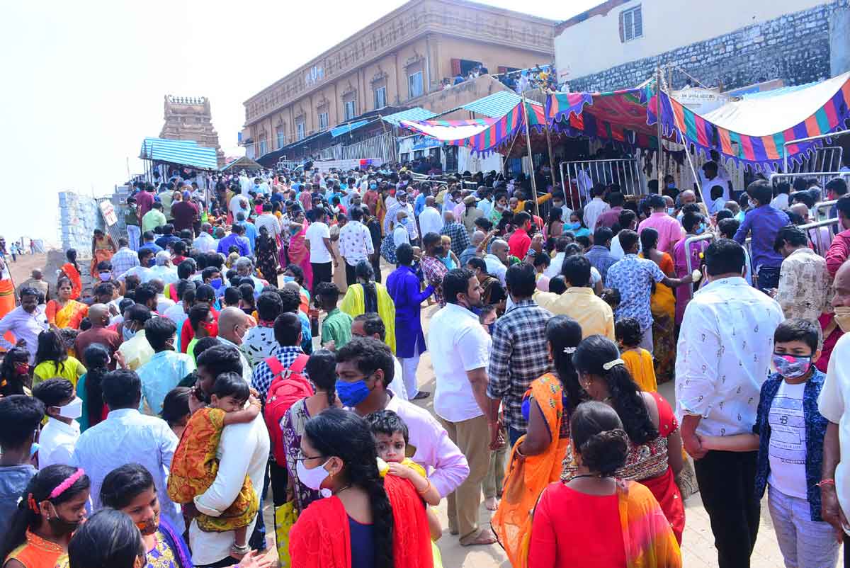 యాదాద్రిలో భక్తిశ్రద్ధలతో వ్రతాలు