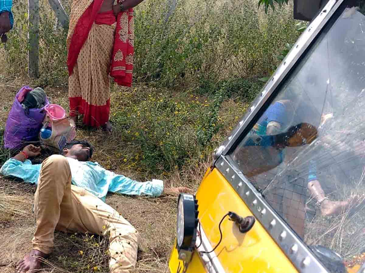 Rangareddy : గేదెను తప్పించబోయి ఆటో కారు ఢీ..