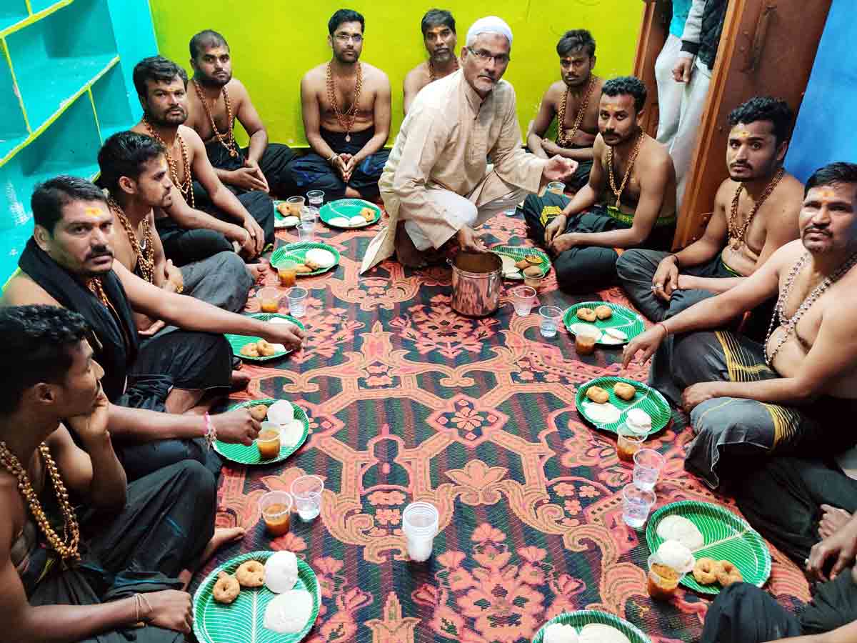 Kadathal : అయ్యప్ప స్వాములకు అల్పాహారం.. ఐక్యత ముస్లిం సోదరుడు