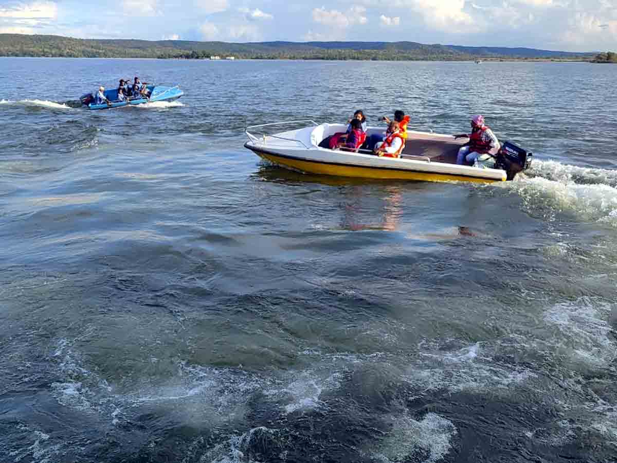 Mulugu : లక్నవరంలో పర్యాటకుల జోష్‌..