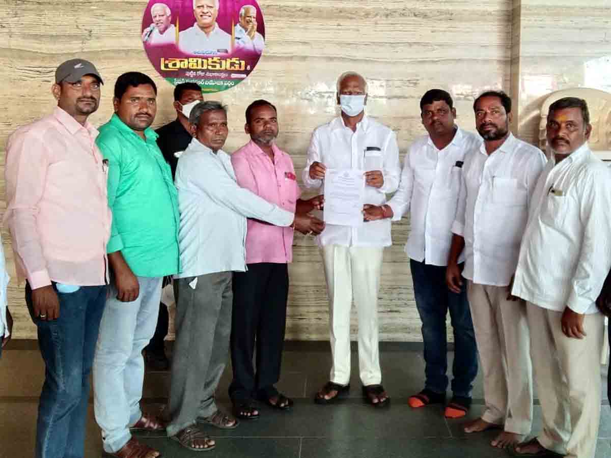 Warangal : లబ్ధిదారులకు ఎల్‌వోసీ చెక్కును అందించిన కడియం శ్రీహరి