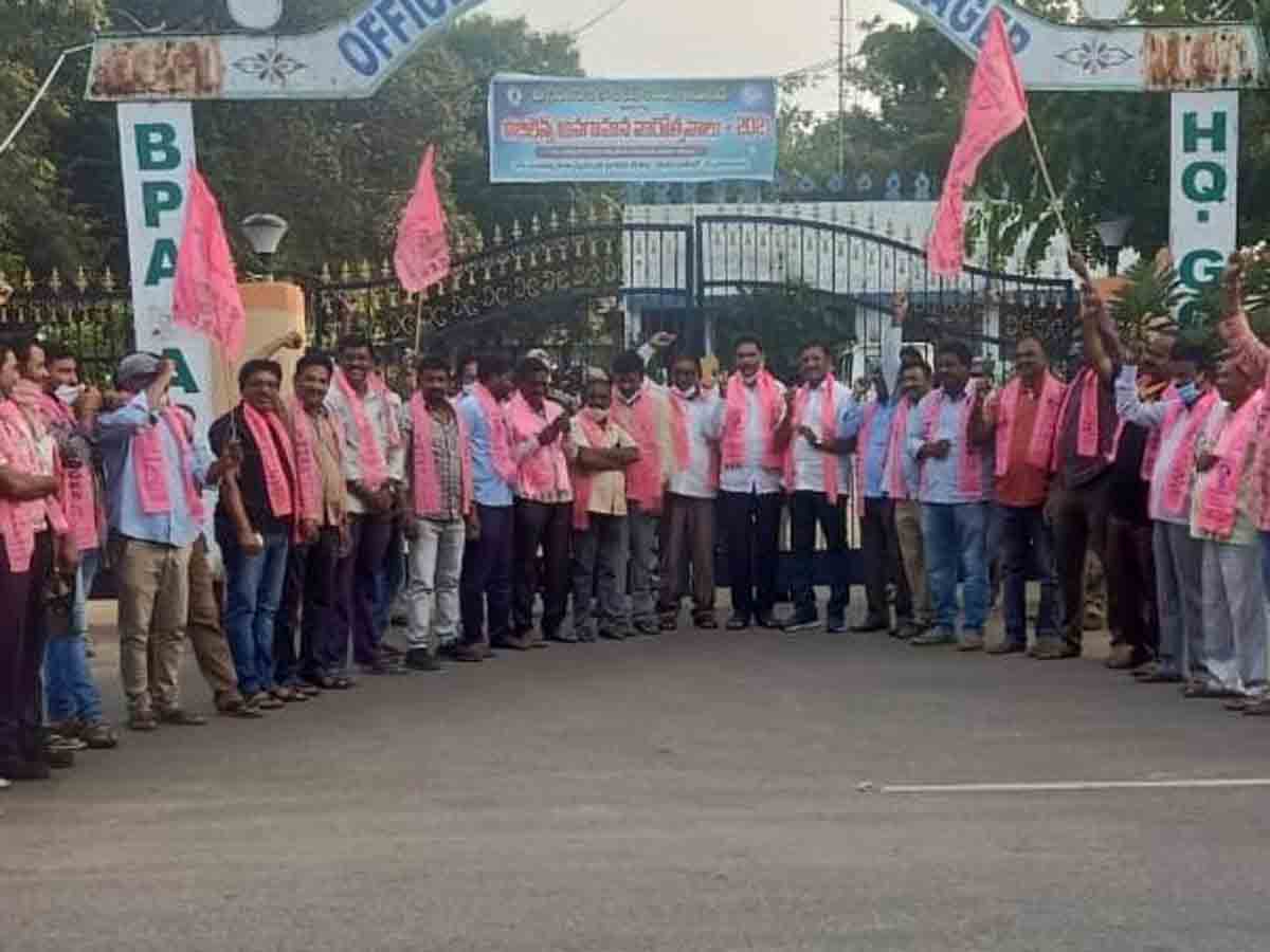 కేంద్రానికి వ్యతిరేకంగా టీబీజీకేఎస్‌ ఆధ్వర్యంలో ధర్నా ..