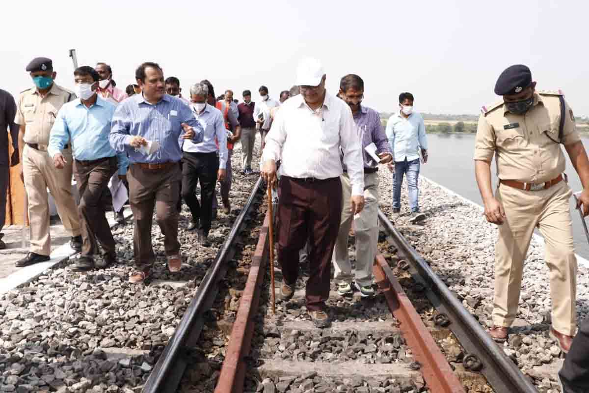 పరిశీలిస్తూ.. ప్రారంభిస్తూ..