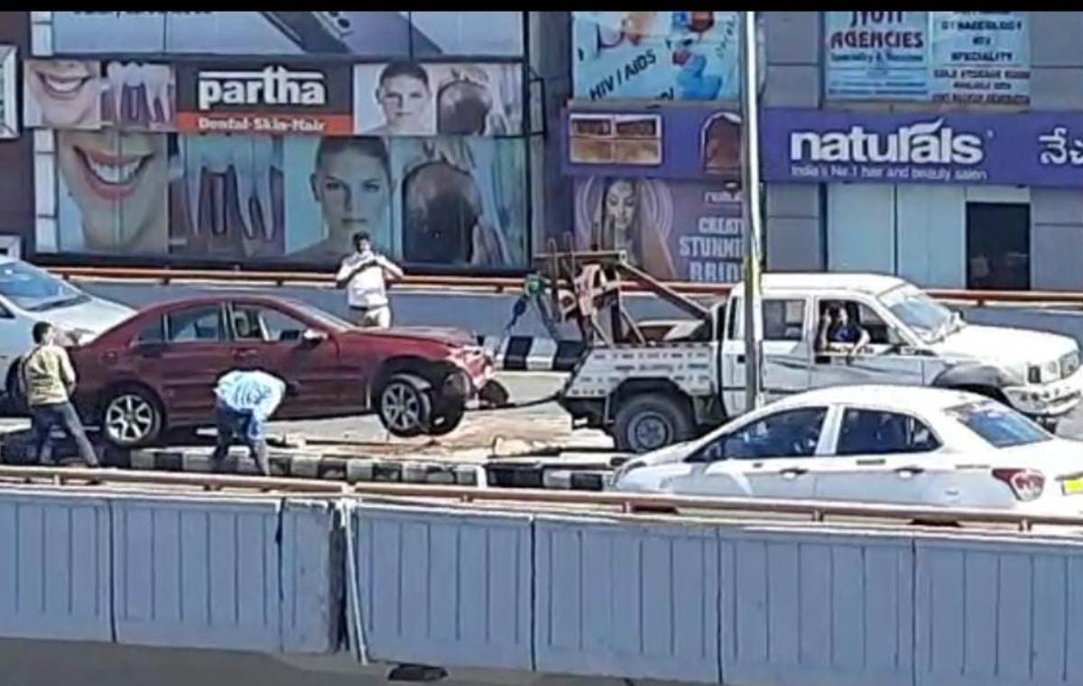 Traffic jam | పివీఎన్‌ఆర్‌పై డివైడర్‌ను ఢీ కొట్టిన కారు.. ట్రాఫిక్‌ జామ్‌