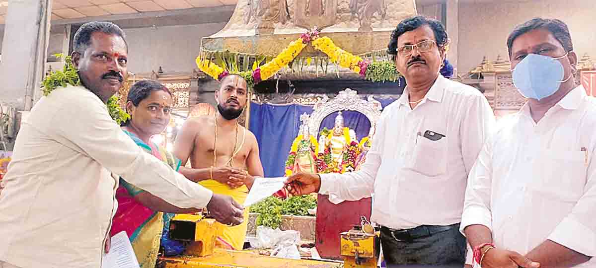 స్వర్ణ తాపడానికి రూ.50,116 విరాళం