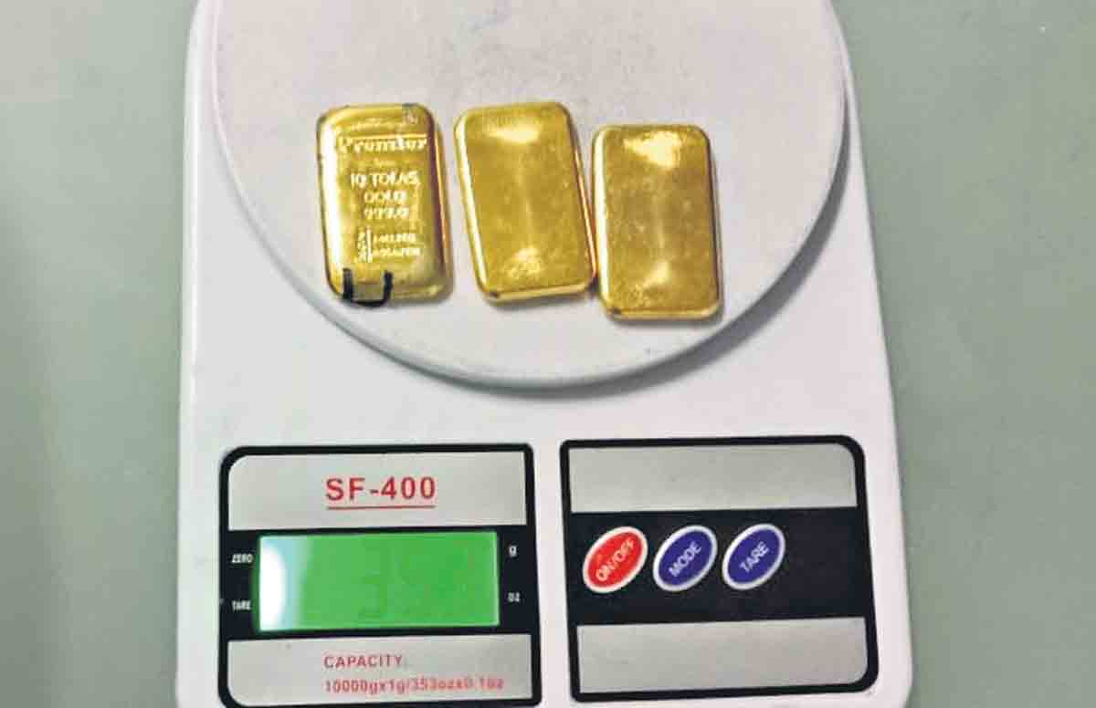 వెయింగ్‌ మెషిన్‌లో బంగారం స్మగ్లింగ్‌