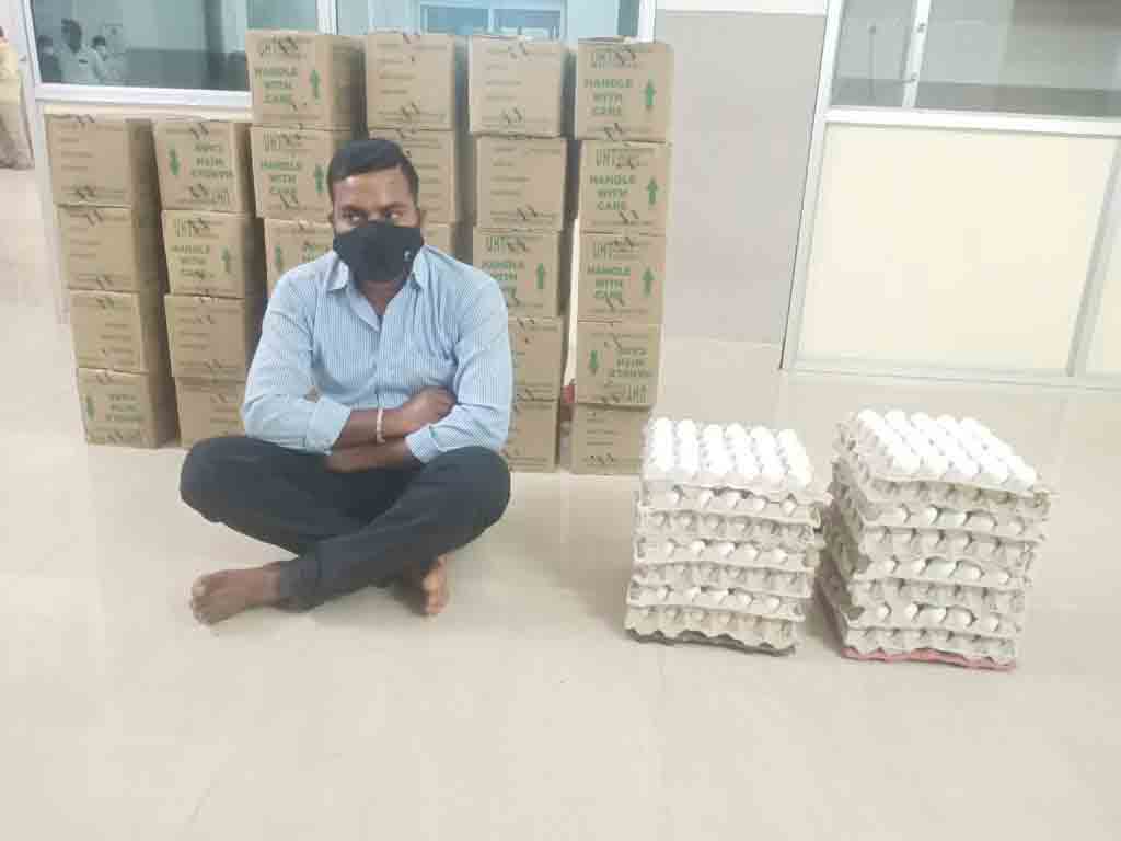 అంగన్‌వాడీ పాలు, కోడిగుడ్ల విక్రయాల దందా బట్టబయలు..