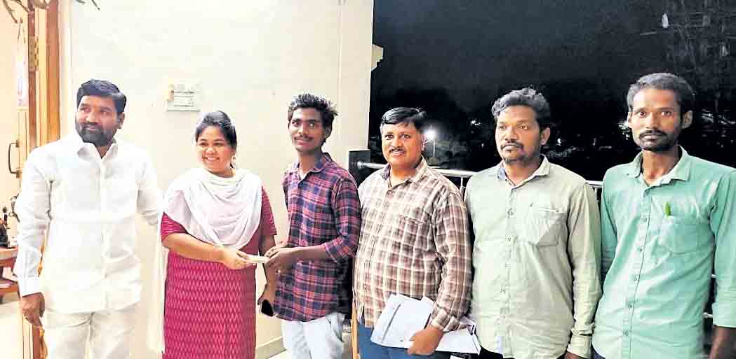 పేద విద్యార్థులకు ఎమ్మెల్యే ఆర్థిక సాయం