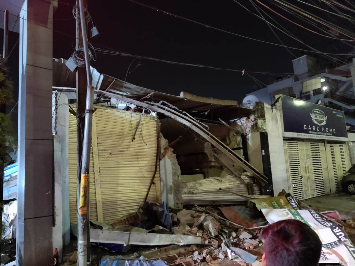 Demolition shops | అర్థ‌రాత్రి క‌బ్జాదారుల దౌర్జ‌న్యం.. జేసీబీతో రెండు దుకాణాల కూల్చివేత‌