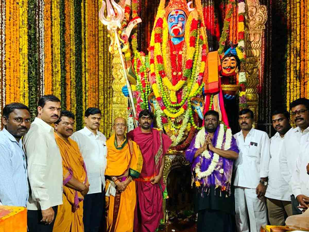 Kadthal : అమ్మవారిని దర్శించుకున్న జాతీయ బీసీ కమిషన్‌ సభ్యుడు ఆచారి