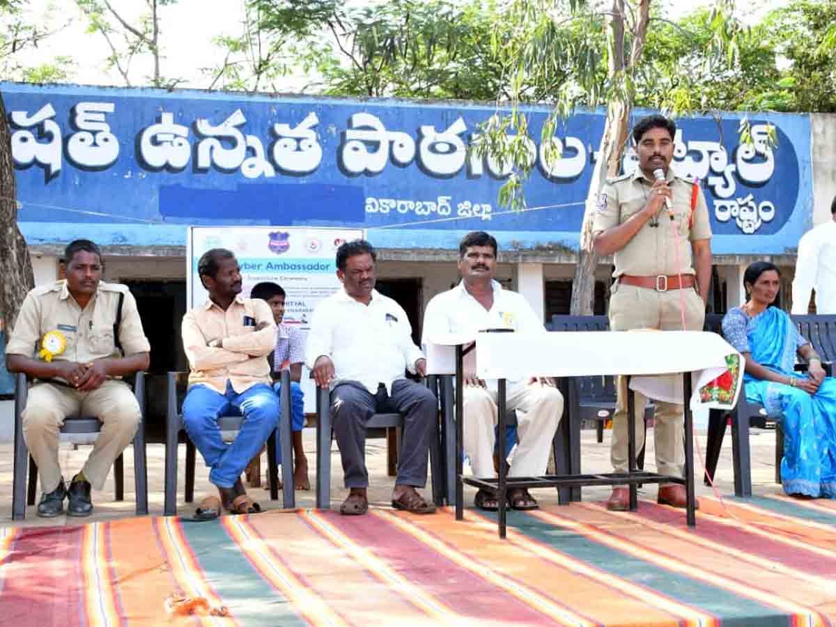 Vikarabad : ఆన్‌లైన్‌ మోసాలకు గురికావొద్దు.. ఎస్సై విఠల్‌రెడ్డి