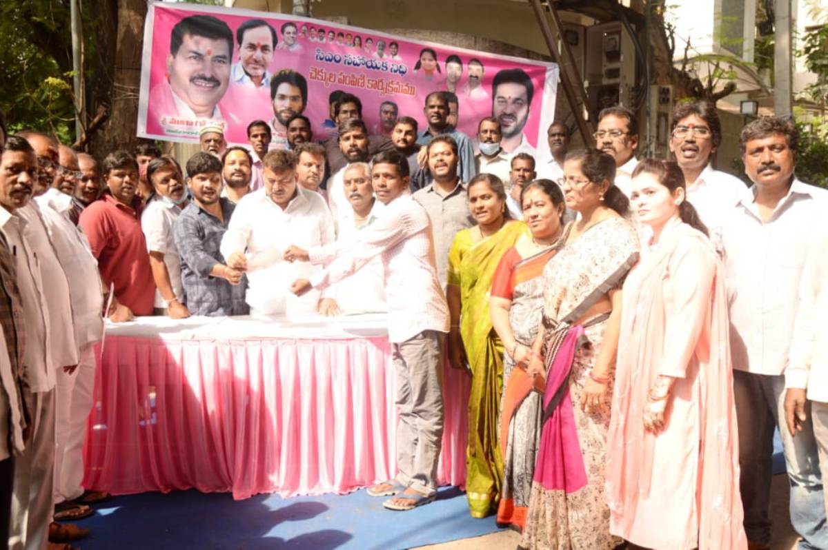 Cmrf | సీఎంఆర్‌ఎఫ్‌ చెక్కులు పంపిణీ  చేసిన ఎమ్మెల్యే ముఠా గోపాల్‌