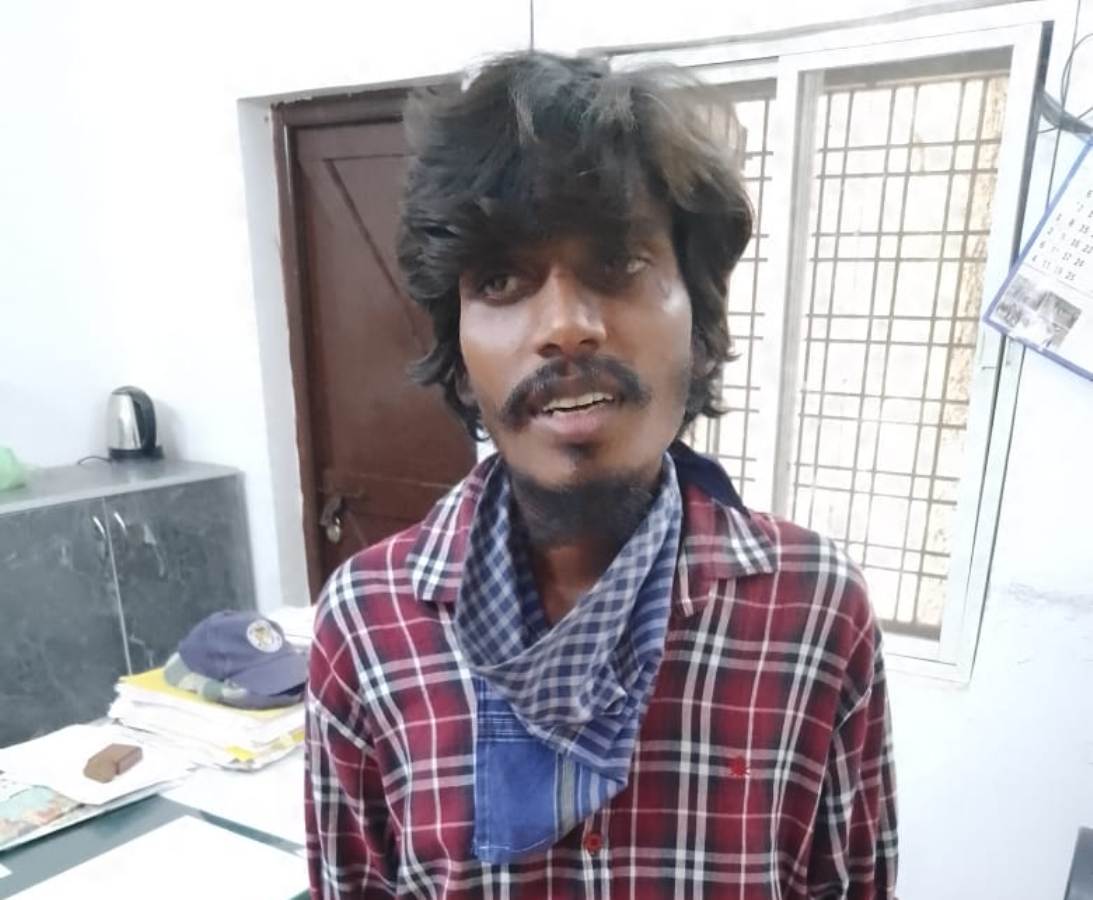 Hyderabad zoo park | హైద‌రాబాద్ జూపార్క్‌లో యువ‌కుని హ‌ల్‌చ‌ల్‌.. సింహం ఎన్‌క్లోజర్‌లోకి దూకేందుకు యత్నం