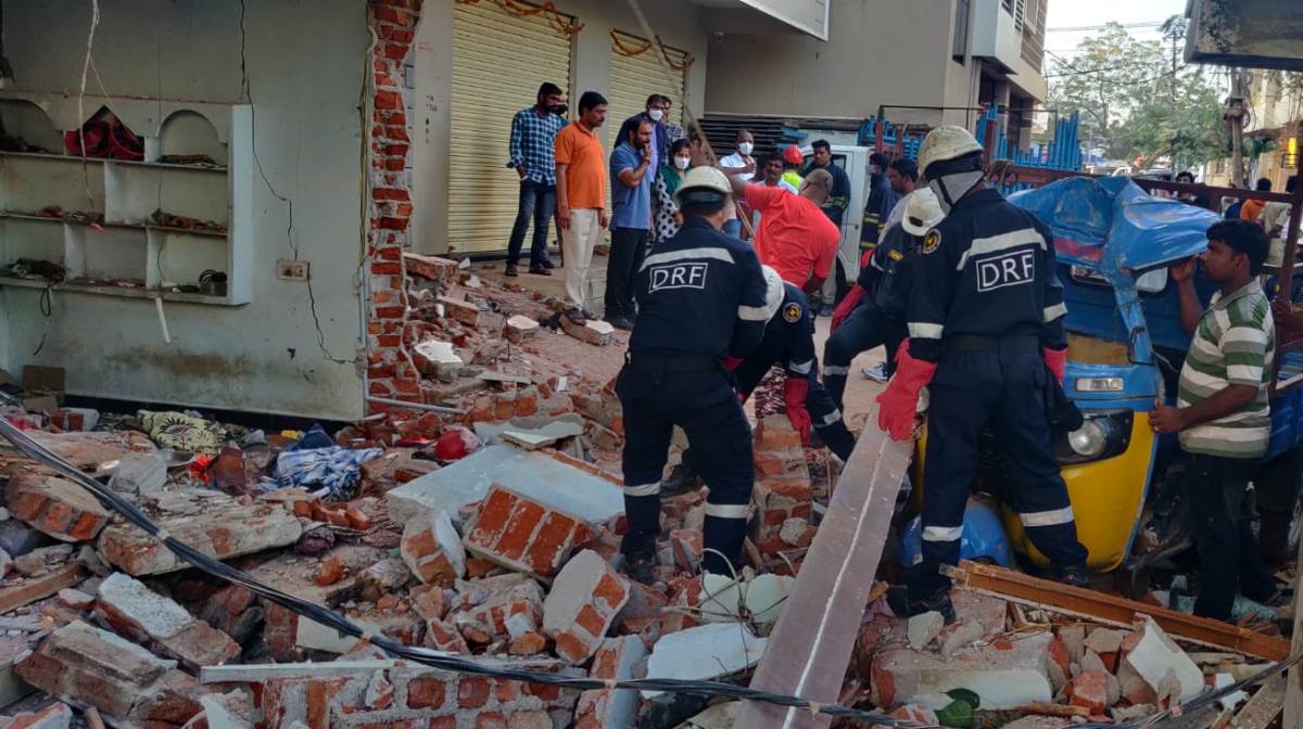 Gas cylinder blast | నానక్‌రామ్‌గూడలో గ్యాస్ సిలిండర్ పేలుడు..11 మందికి గాయాలు