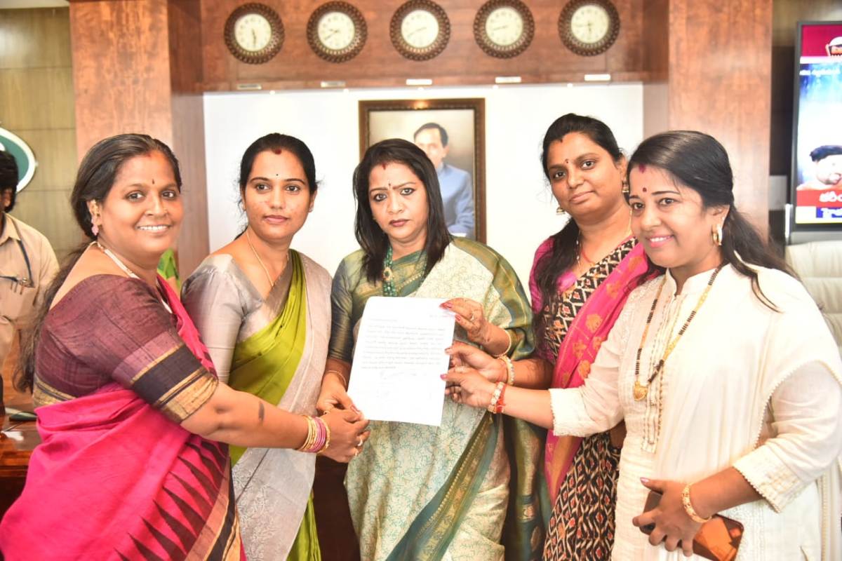 Corporators : విధ్వంసానికి పాల్పడిన బీజేపీ కార్పొరేటర్లపై చర్యలు తీసుకోవాలి : మేయర్‌ను కోరిన మహిళా కార్పొరేటర్లు