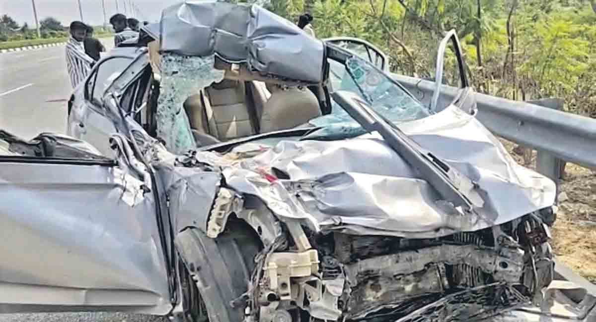 నిద్రమత్తులో.. నాలుగు లేన్లు దాటి..!