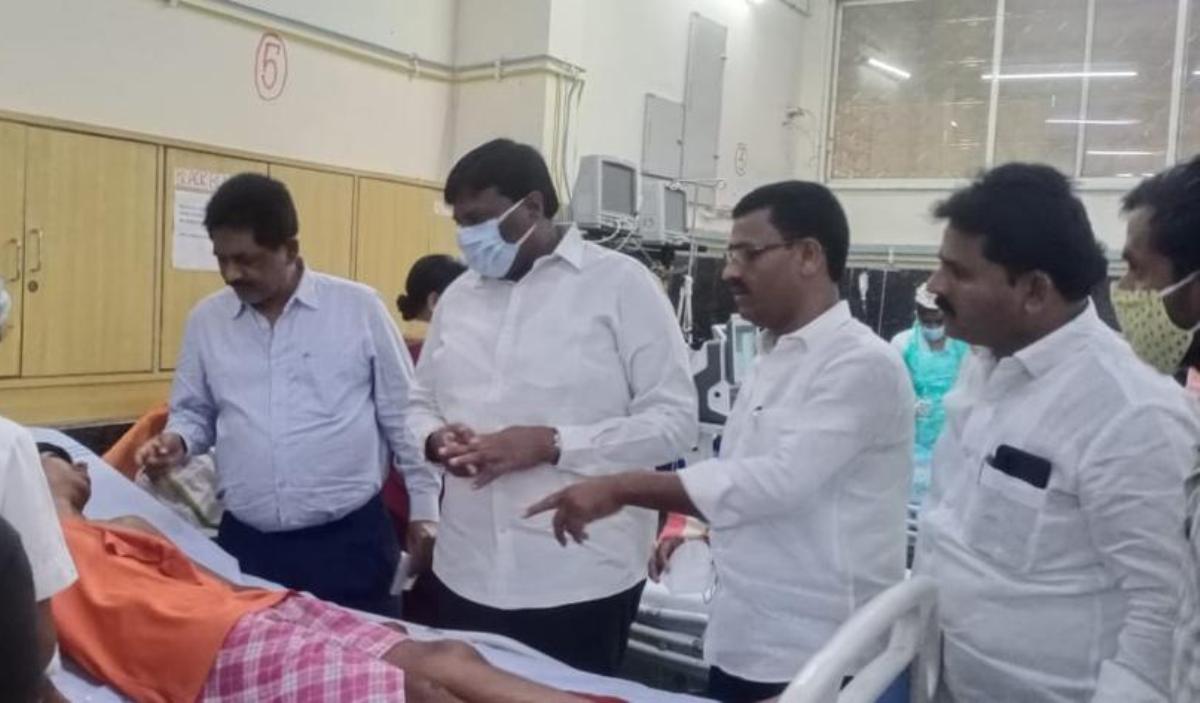 Osmania hospital | విద్యార్థులను పరామర్శించిన పరిగి ఎమ్మెల్యే మహేశ్వర్‌రెడ్డి