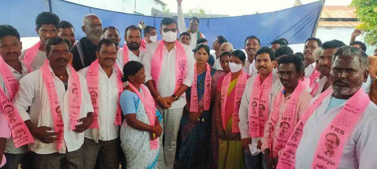 టీఆర్‌ఎస్‌లో ఎత్తొండ ఎంపీటీసీ చేరిక