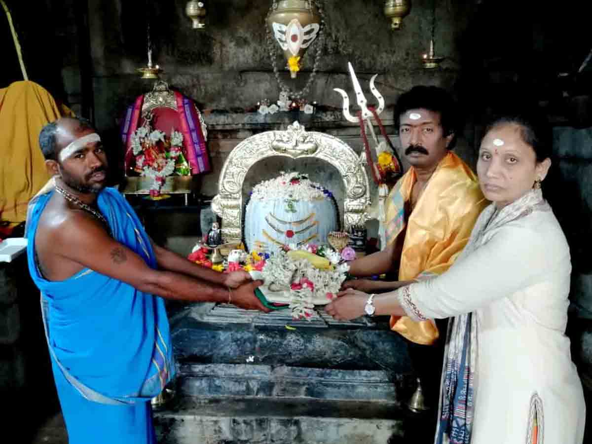 Kotagullu : స్వామివారికి పట్టువస్త్రాలు బహూకరించిన డీఎంహెచ్‌వో..