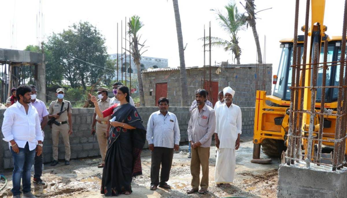 School building | స్కూల్‌ భవన నిర్మాణ పనులను పరిశీలించిన మంత్రి సబితాఇంద్రారెడ్డి