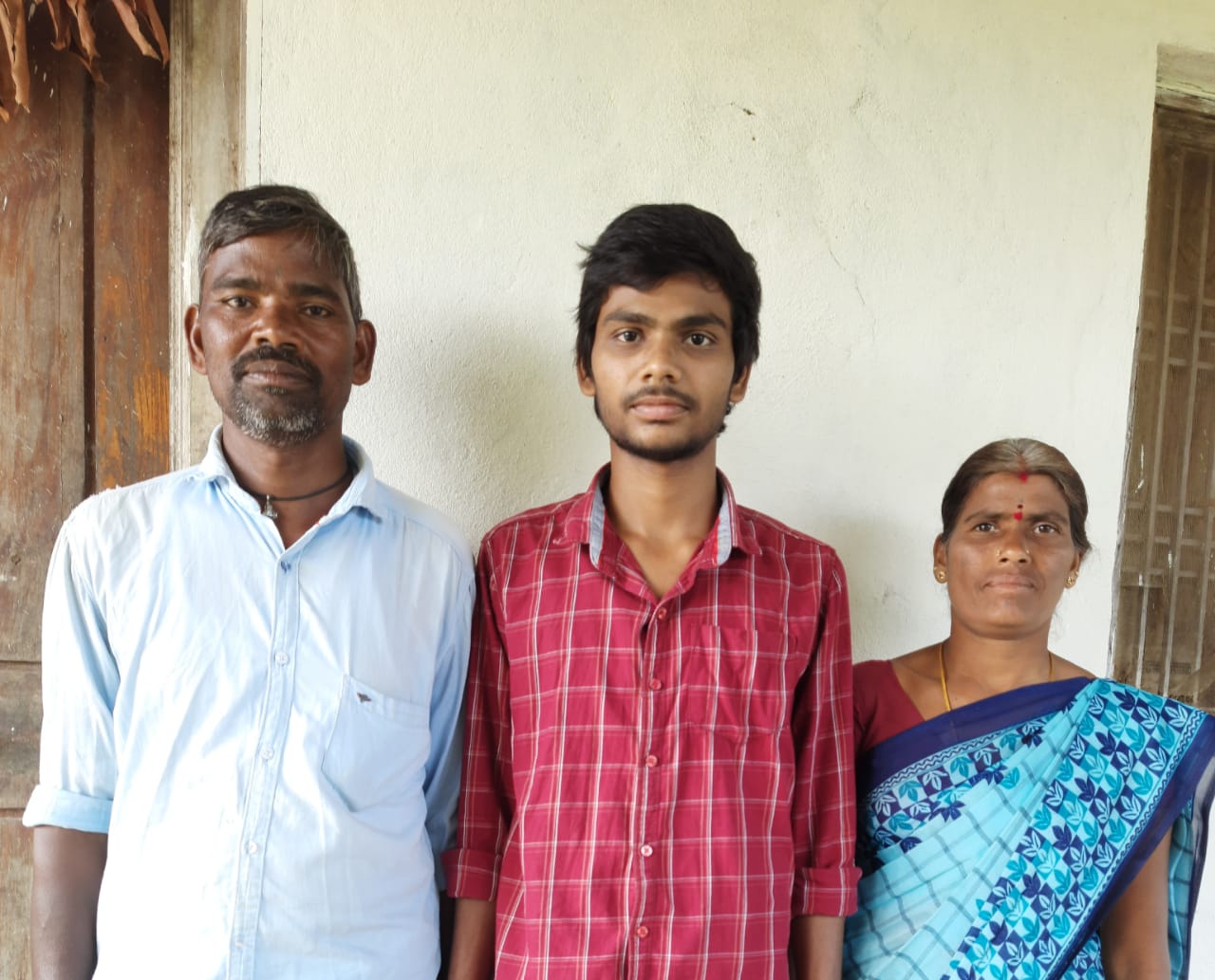 Mulugu : రొయ్యూరు విద్యార్థికి ఉత్తరాఖండ్‌ ఐఐటీలో సీటు..