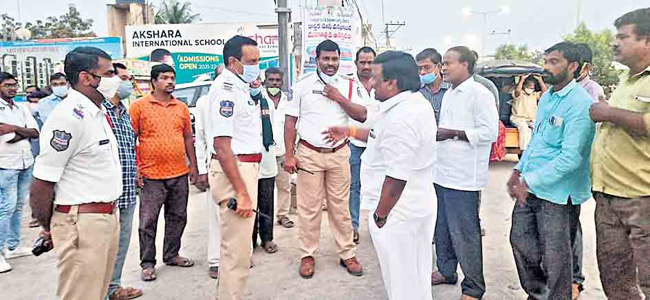ట్రాఫిక్‌ సమస్యలు తలెత్తకుండా చర్యలు: సీఐ