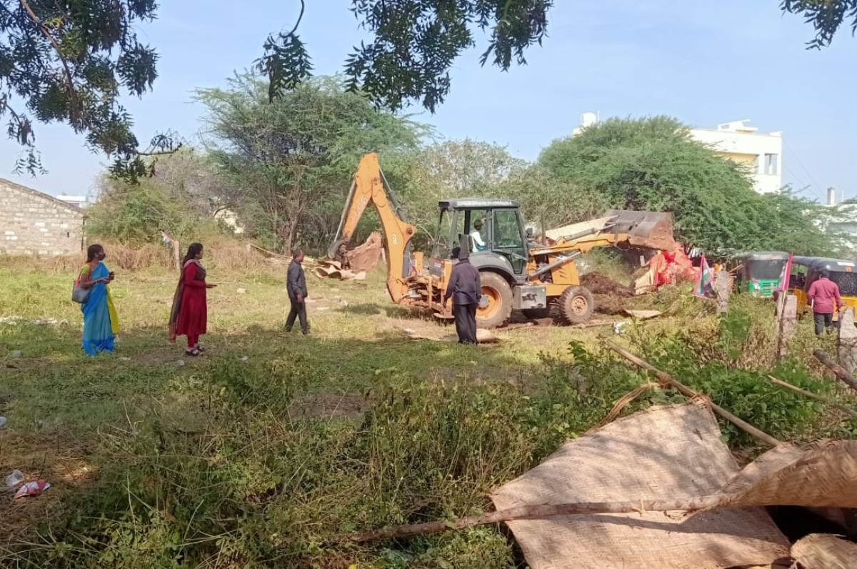 Illegally huts | అక్రమంగా వెలిసిన గుడిసెలు తొలగింపు