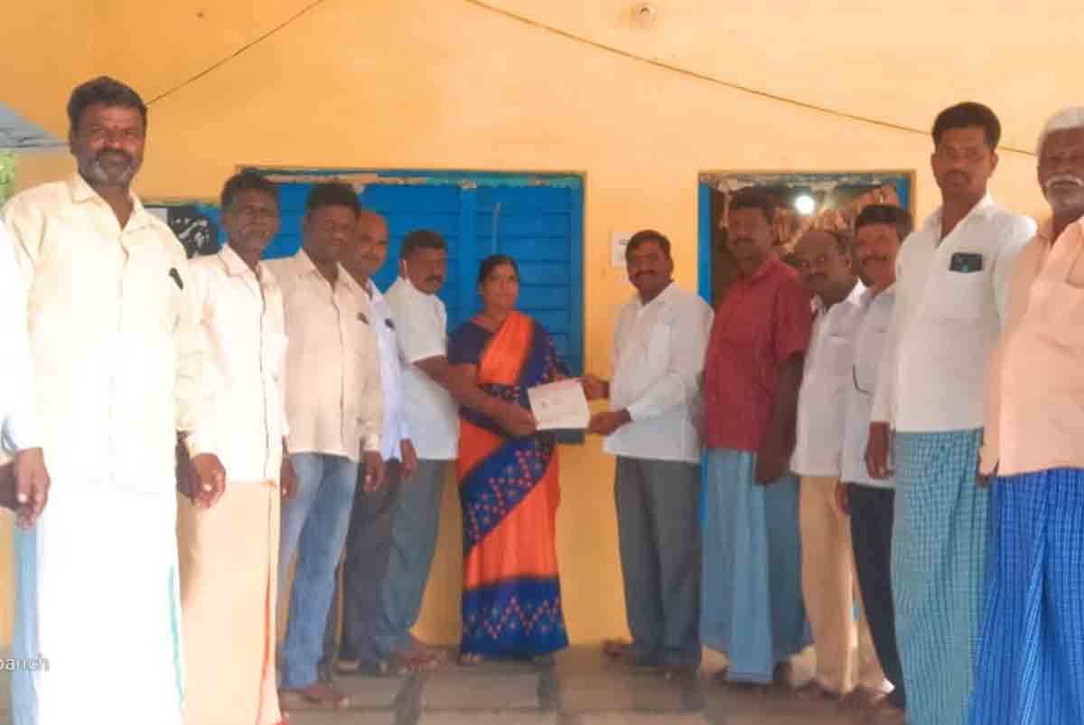 సీఎం రిలీఫ్‌ ఫండ్‌ చెక్కుల పంపిణీ